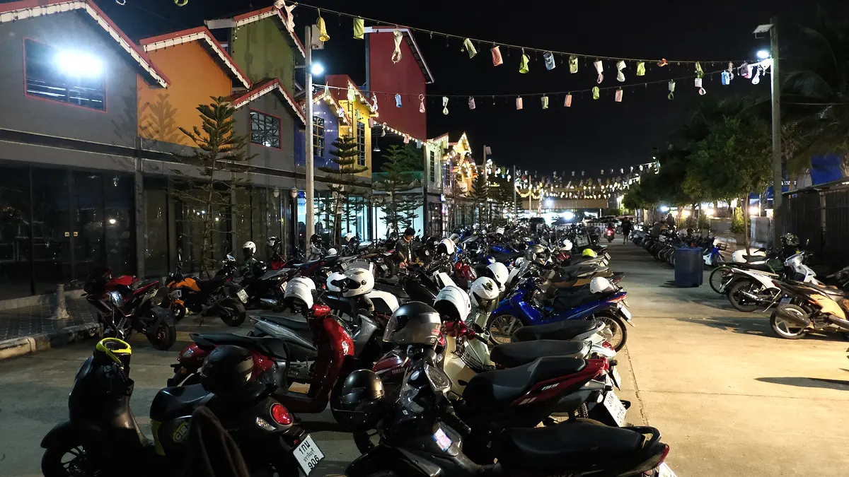 Con phố Sài Gòn về đêm lên đèn với hàng xe máy đỗ ngay ngắn hai bên