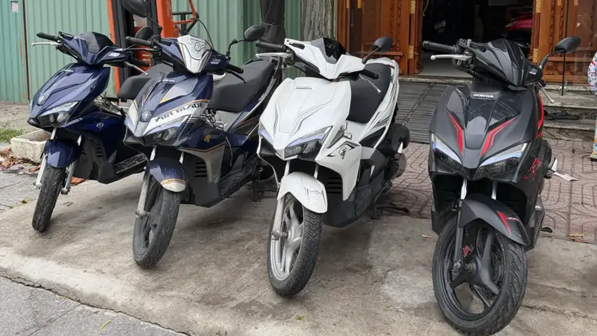 Các xe tay ga của Motorent xếp trước cửa hàng ở Tân Bình